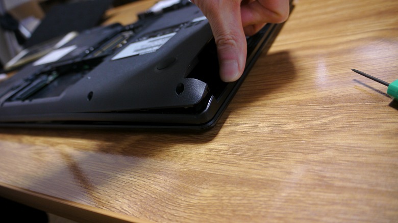 裏蓋を外していきます