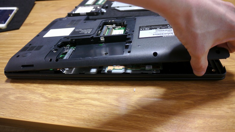 割らないように慎重に進めます