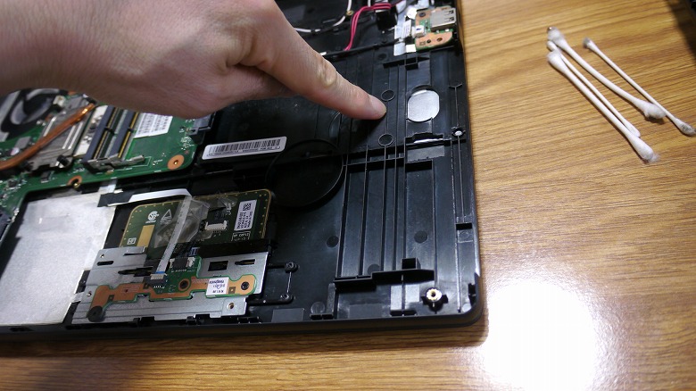 キーボードを外すにはこの穴を押します