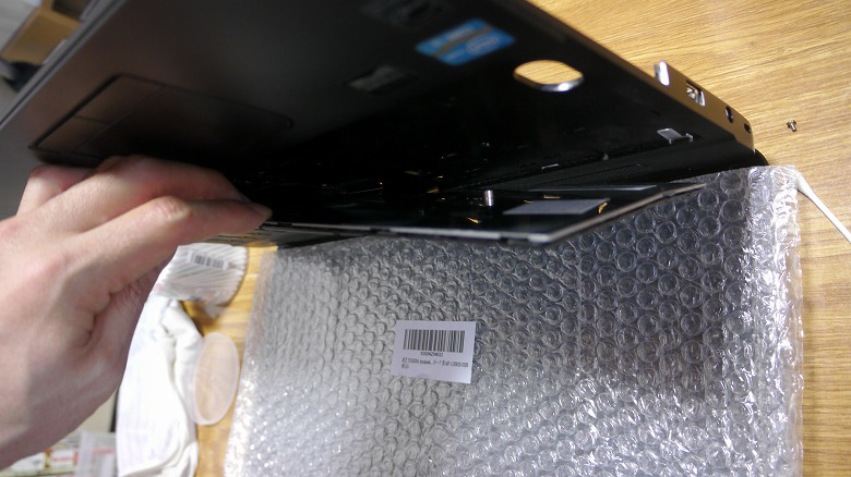 ツメを意識して丁寧に外していきます