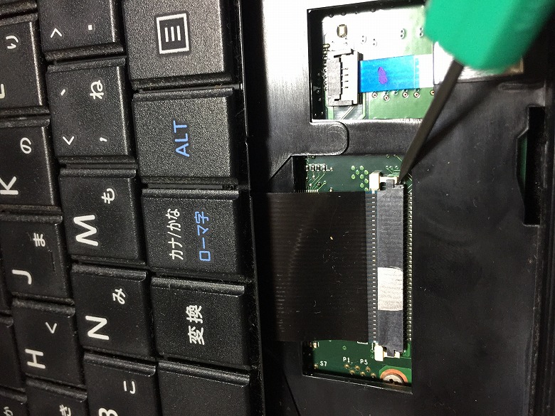 フラットケーブルを外します(今回はスライド式)
