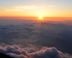富士山頂の御来光の写真